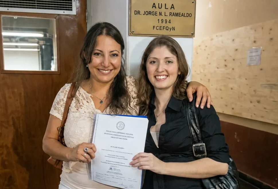 Rosalía Paz y Melisa Kozaczek el día de la defensa de tesina de Melisa en Posadas, Misiones.