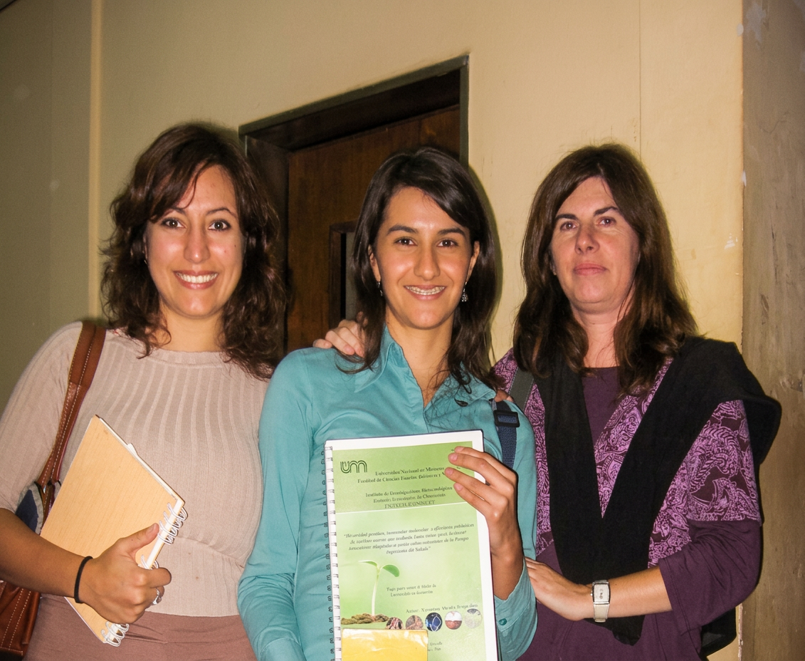 Verónica Bergottini junto a Rosalía Paz y María Julia Estrella el día de su defensa de tesina en Posadas.